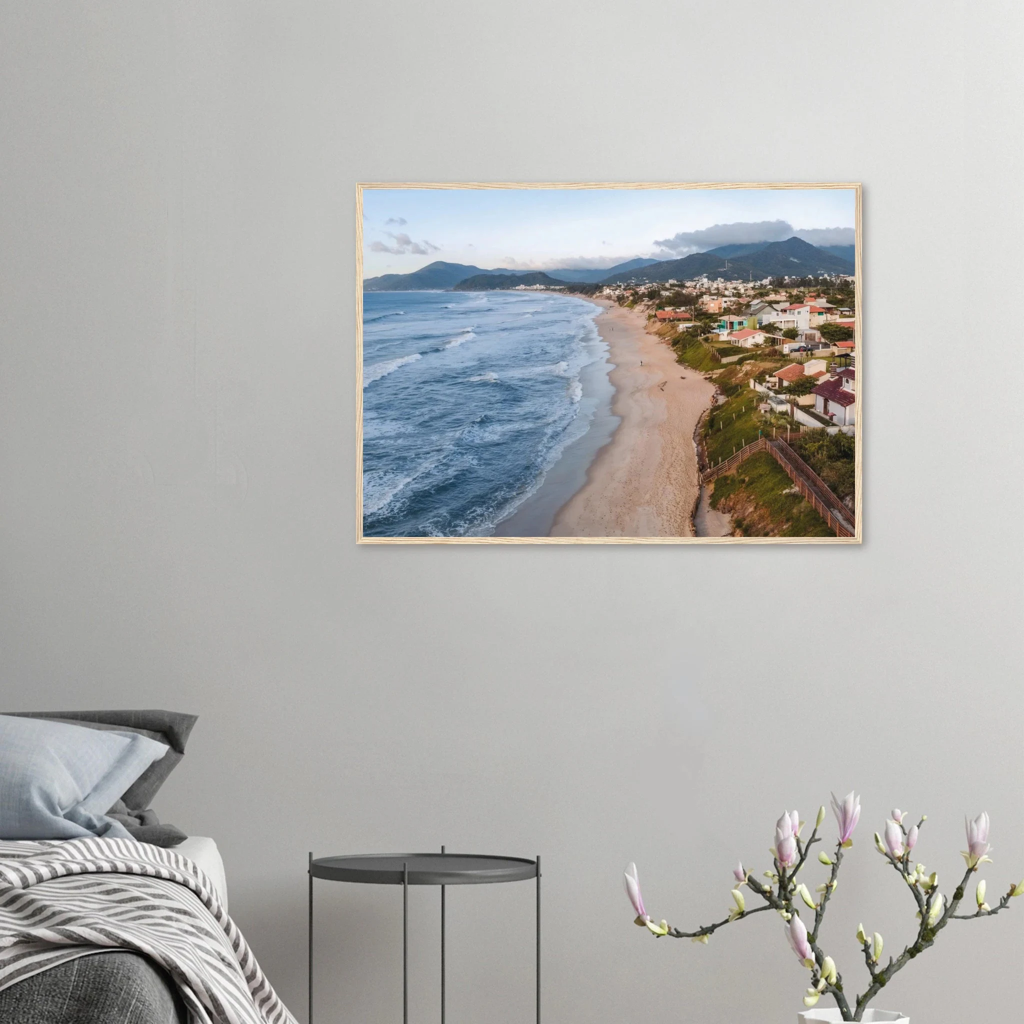 Florianópolis, Brasilien – Insel in Santa Catarina mit über 40 Stränden und Heimspot brasilianischer Pro-Surfer. Poster im Holzrahmen.