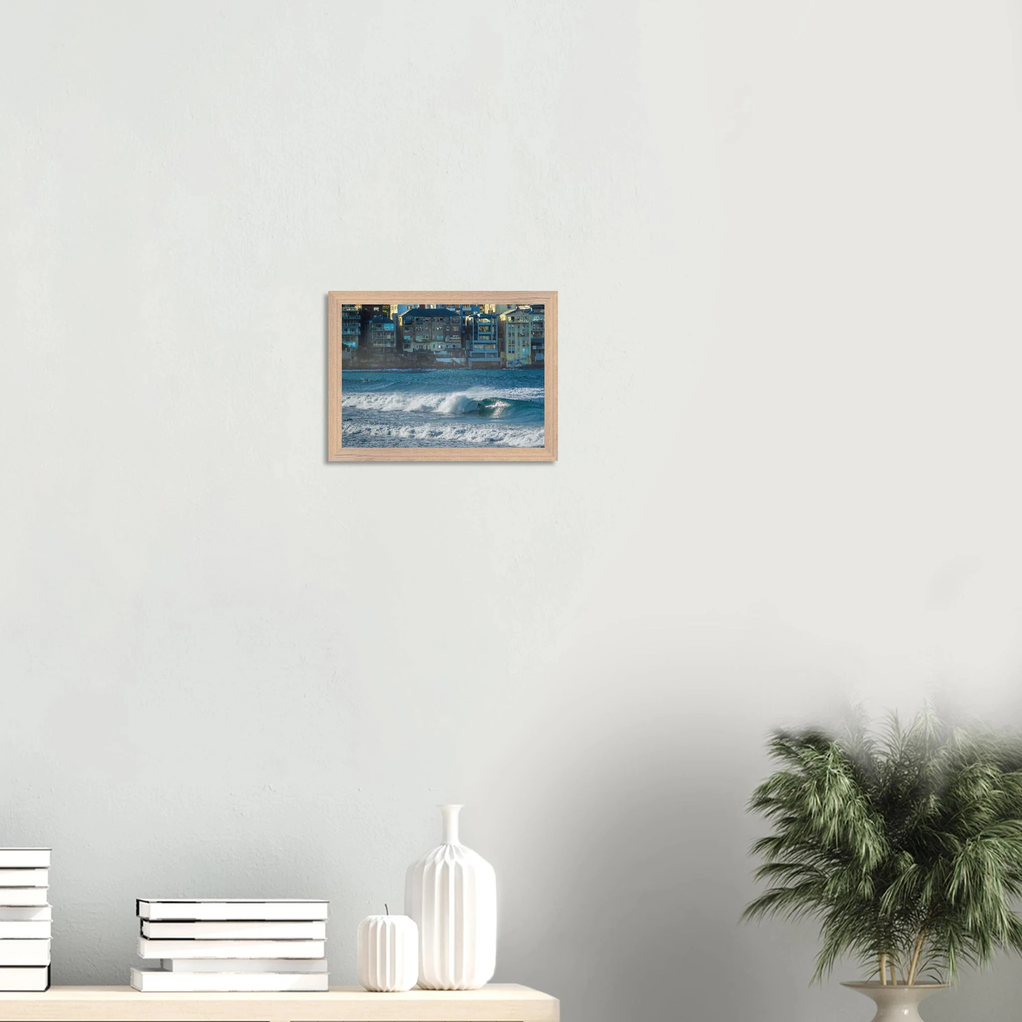 Bondi Beach, Australien – Ikonischer Stadtstrand im Osten Sydneys mit klassischem Beachbreak und Surfkultur-Geschichte. Poster im Galerie-Holzrahmen.