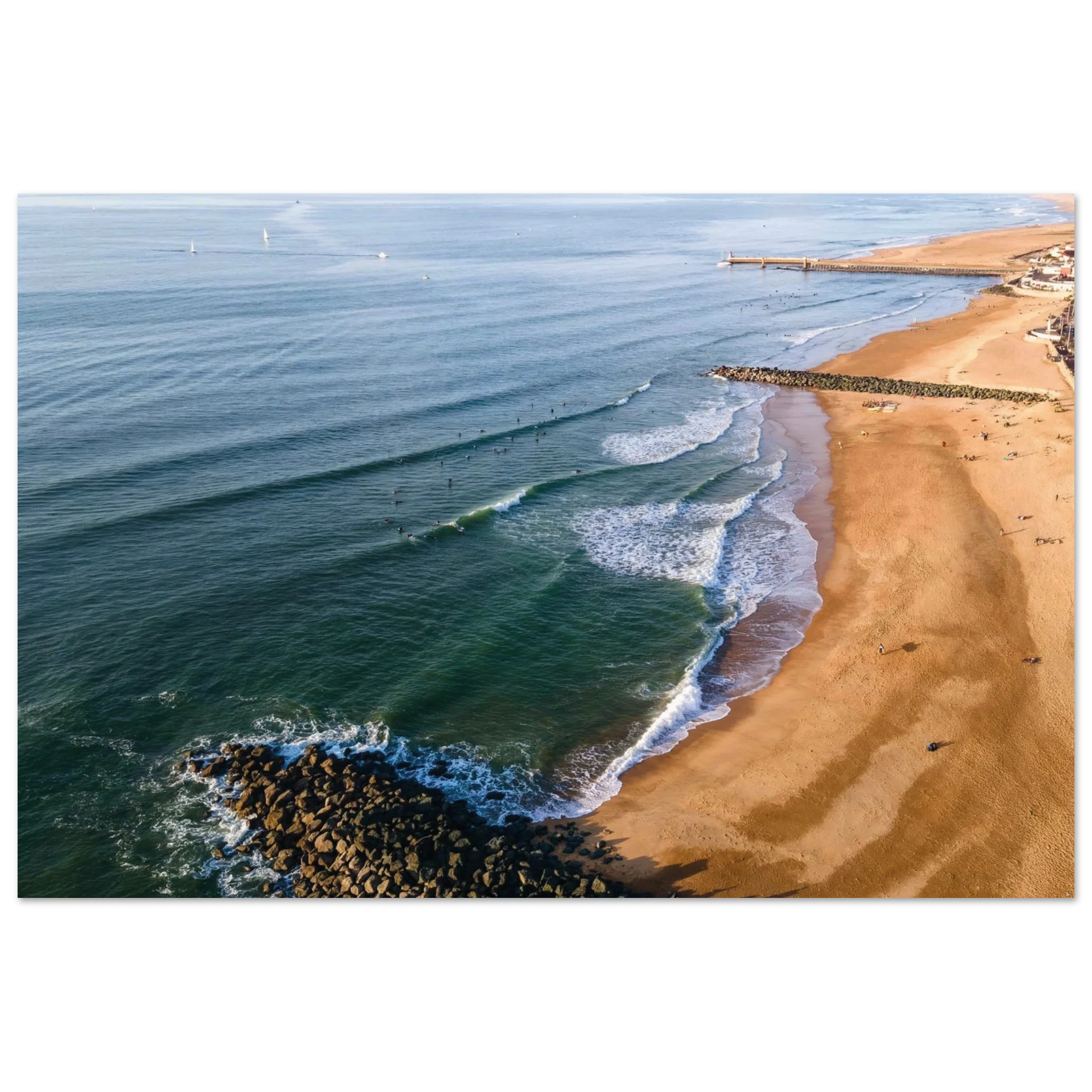 Capbreton, Frankreich – Hafenstadt an der französischen Atlantikküste mit Gouf-Canyon vor der Küste und kräftigen Beachbreaks. Kunstdruck auf Alu-Dibond.