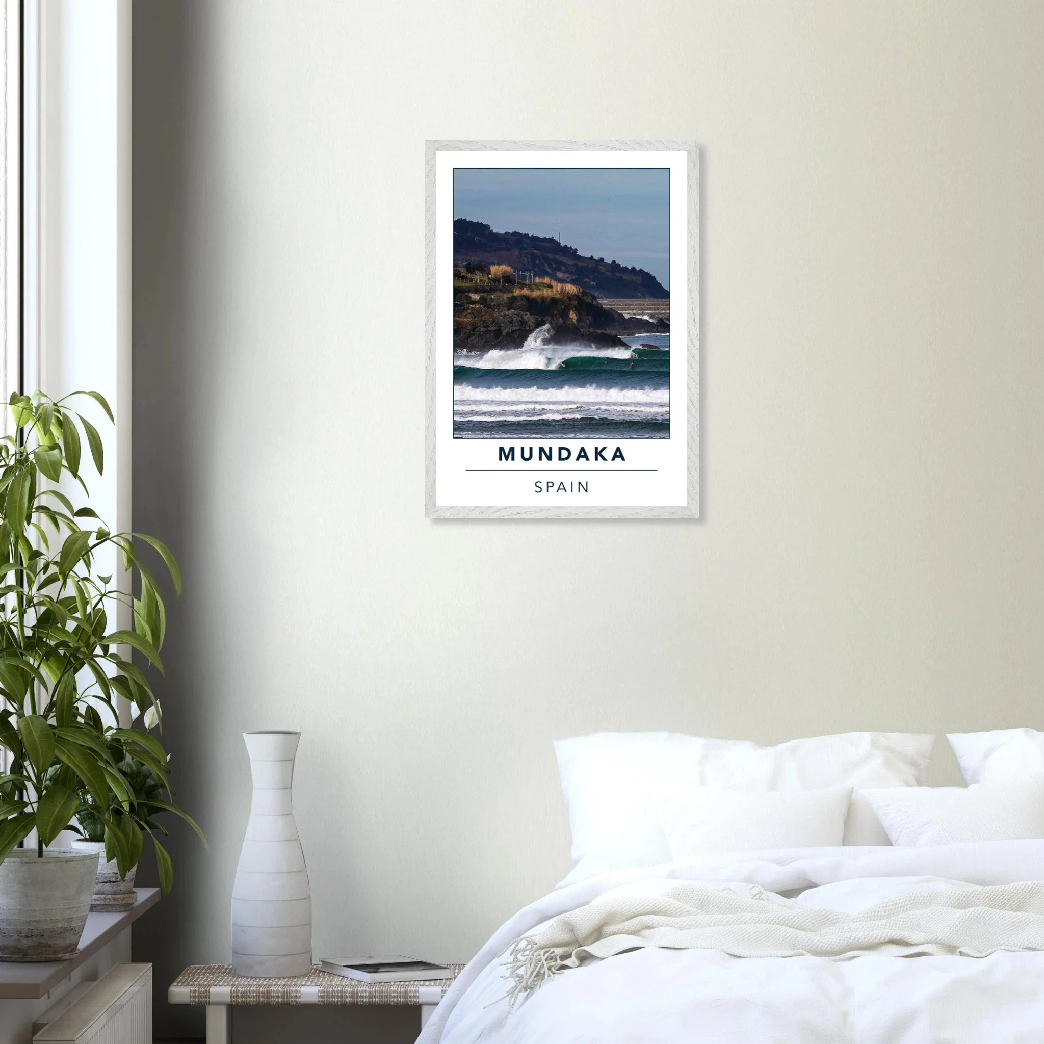 Mundaka, Spanien – Linke Flussmündungswelle im Baskenland, eine der längsten Barrels Europas. Poster im Galerie-Holzrahmen.