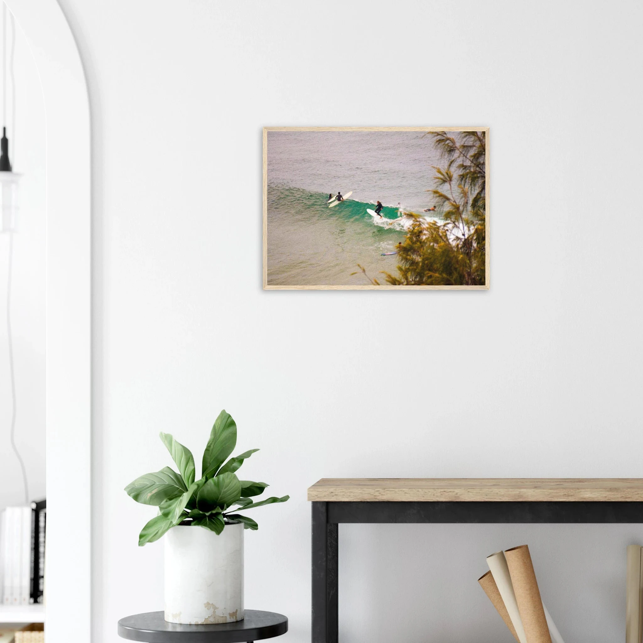 Byron Bay, Australien – Östlichster Punkt Australiens mit langen Pointbreaks und entspanntem Longboard-Flair. Poster im Holzrahmen.