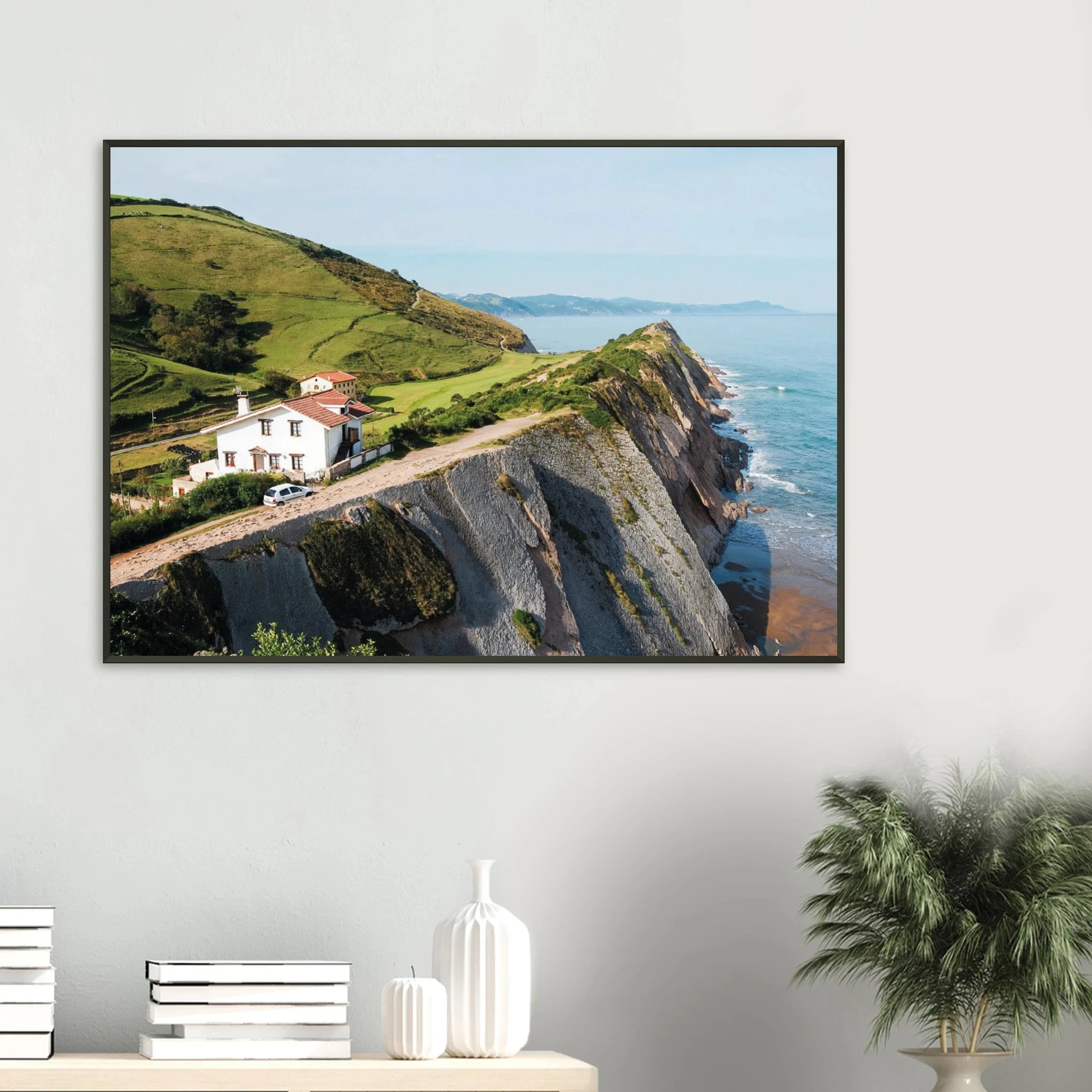 San Vicente de la Barquera, Spanien – Kantabrisches Fischerstädtchen mit Beachbreak Merón und Bergkulisse der Picos de Europa. Poster im Metallrahmen.