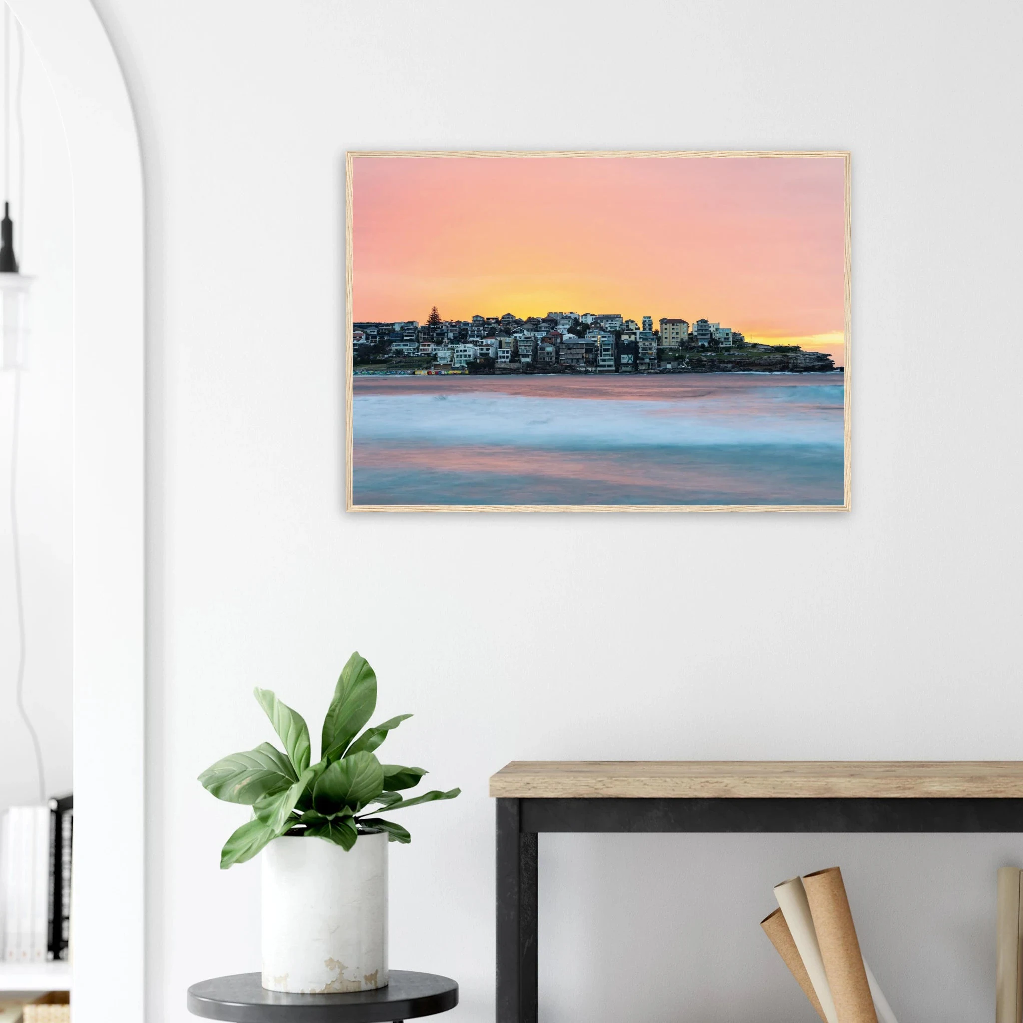Bondi Beach, Australien – Ikonischer Stadtstrand im Osten Sydneys mit klassischem Beachbreak und Surfkultur-Geschichte. Poster im Holzrahmen.