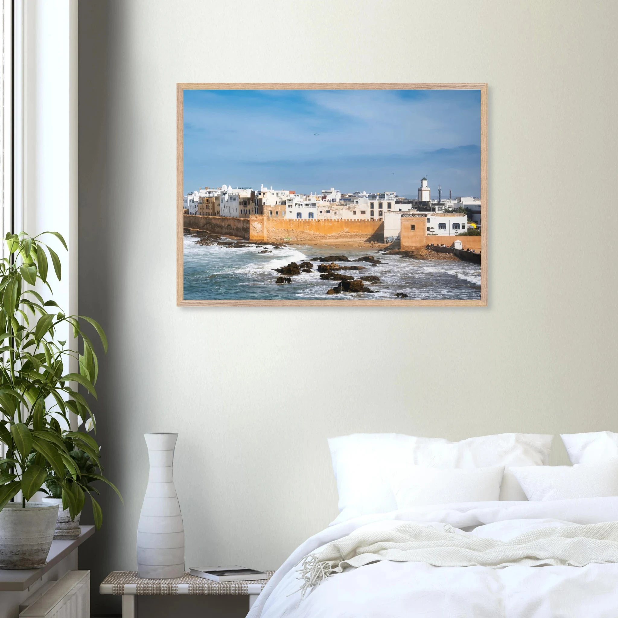 Essaouira, Marokko – Windumtoste Hafenstadt am Atlantik mit Medina-Kulisse und beständigen Wind- und Wellenbedingungen. Poster im Galerie-Holzrahmen.