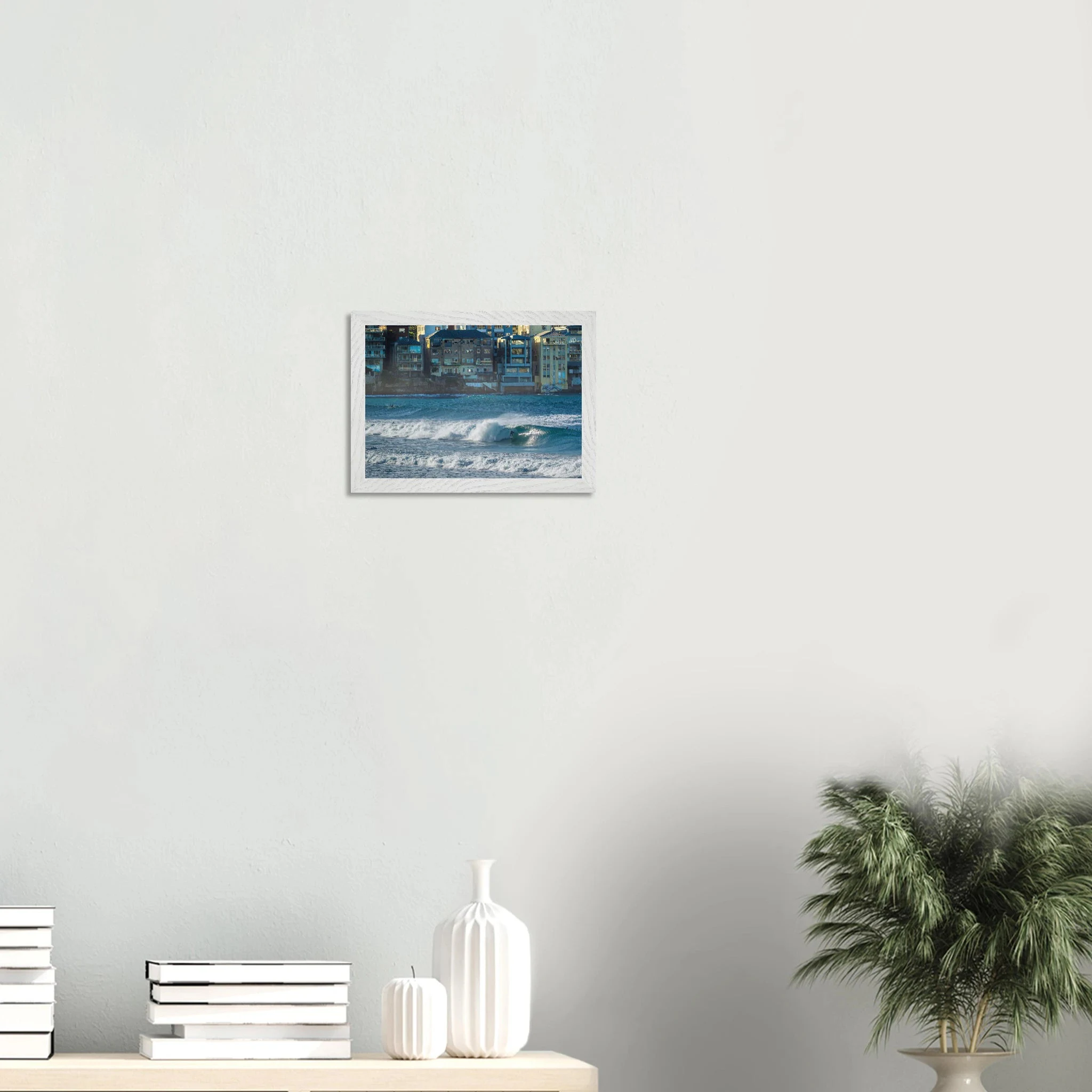 Bondi Beach, Australien – Ikonischer Stadtstrand im Osten Sydneys mit klassischem Beachbreak und Surfkultur-Geschichte. Poster im Galerie-Holzrahmen.