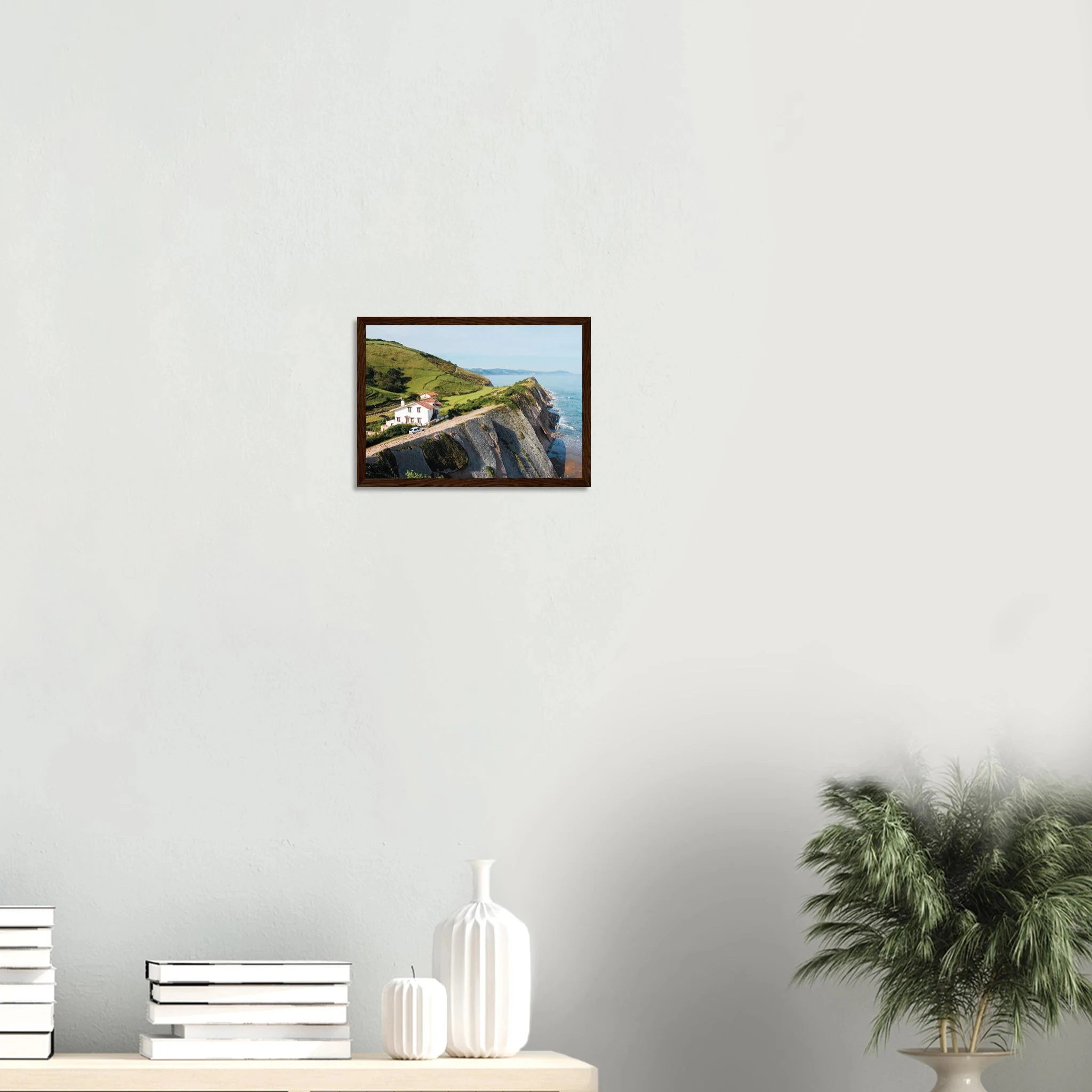 San Vicente de la Barquera, Spanien – Kantabrisches Fischerstädtchen mit Beachbreak Merón und Bergkulisse der Picos de Europa. Poster im Holzrahmen.