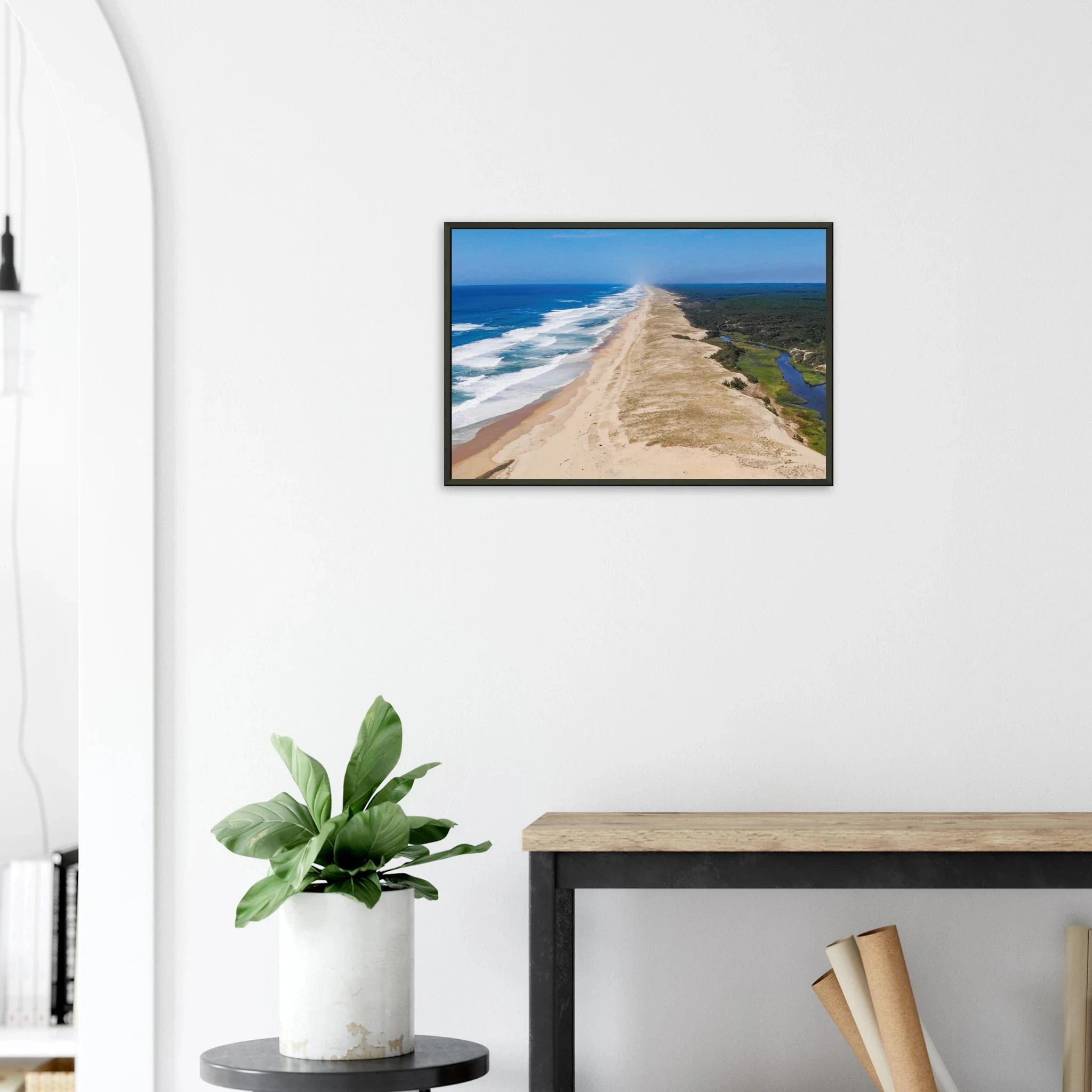 Moliets-et-Maa, Frankreich – Ruhiger Pinienwald-Strand in den Landes mit beständigem Atlantik-Swell für alle Levels. Poster im Metallrahmen.