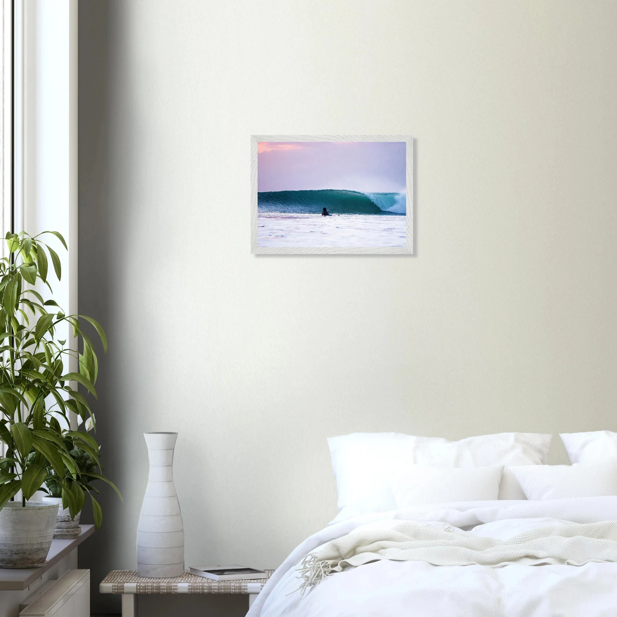 Kuta Beach, Bali (Indonesien) – Belebter Beachbreak im Süden Balis, klassischer Einsteiger-Spot mit weichen Wellen. Poster im Galerie-Holzrahmen.