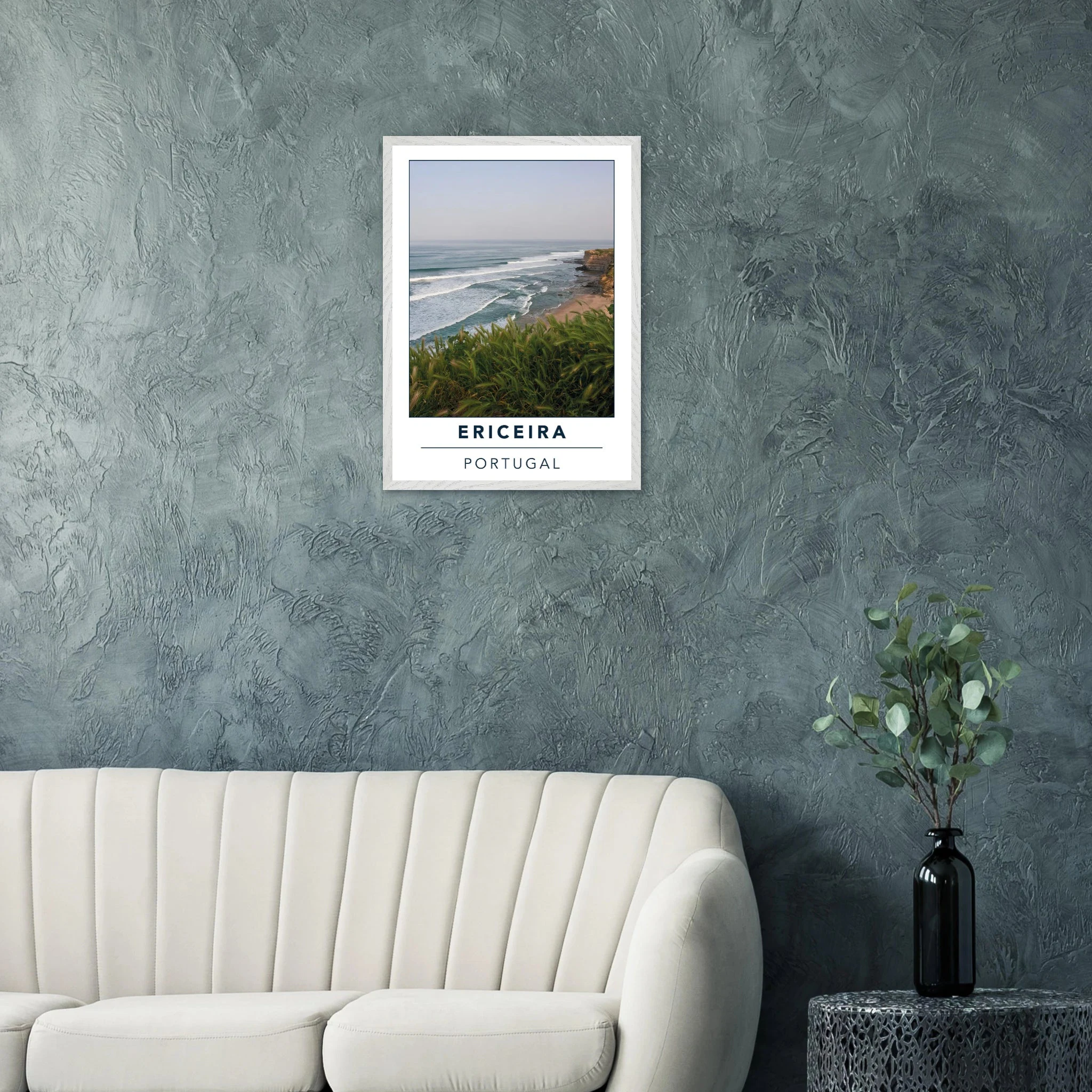 Ericeira, Portugal – World Surfing Reserve nördlich von Lissabon mit Reefbreaks wie Coxos und Ribeira d'Ilhas. Poster im Galerie-Holzrahmen.