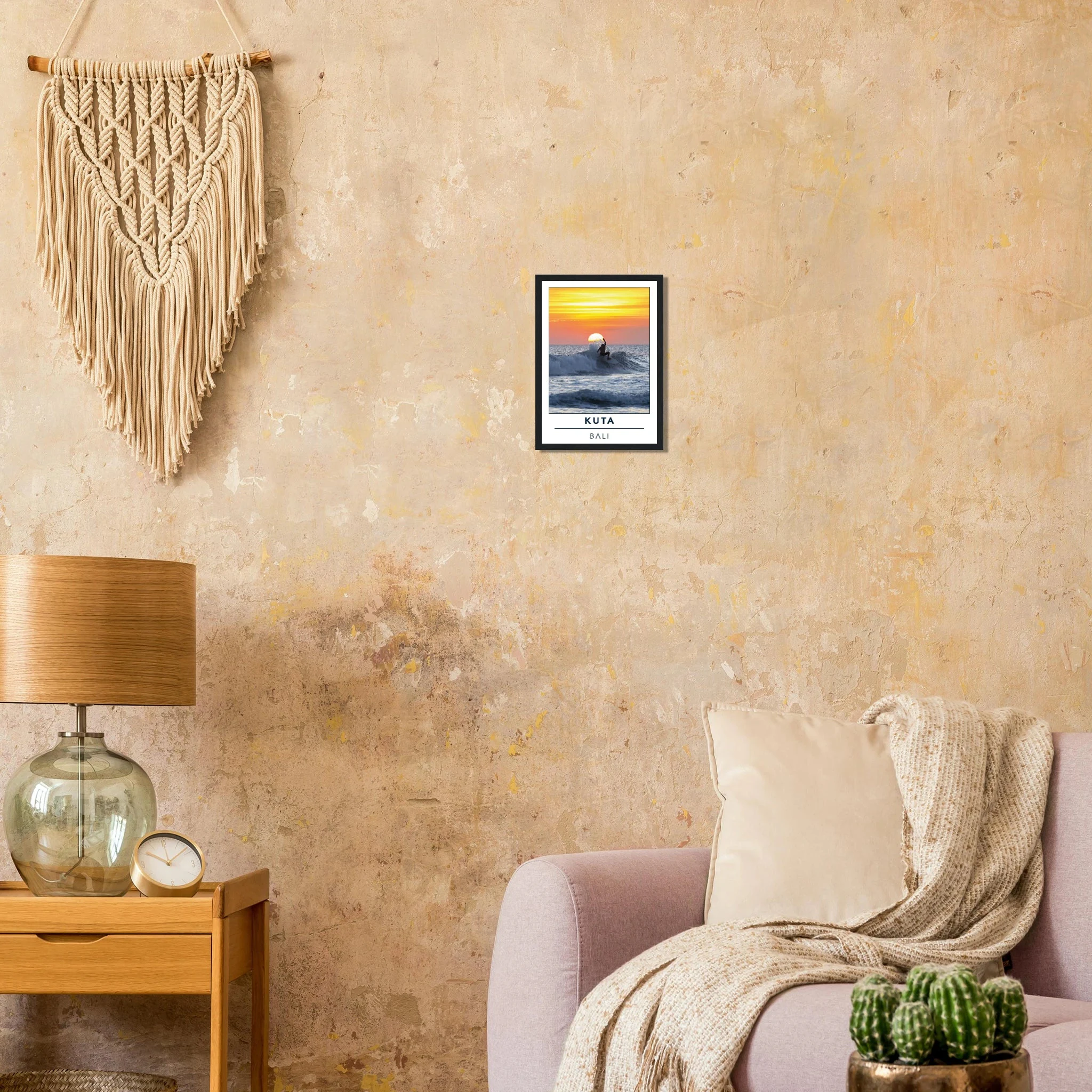 Kuta Beach, Bali (Indonesien) – Belebter Beachbreak im Süden Balis, klassischer Einsteiger-Spot mit weichen Wellen. Poster im Holzrahmen.