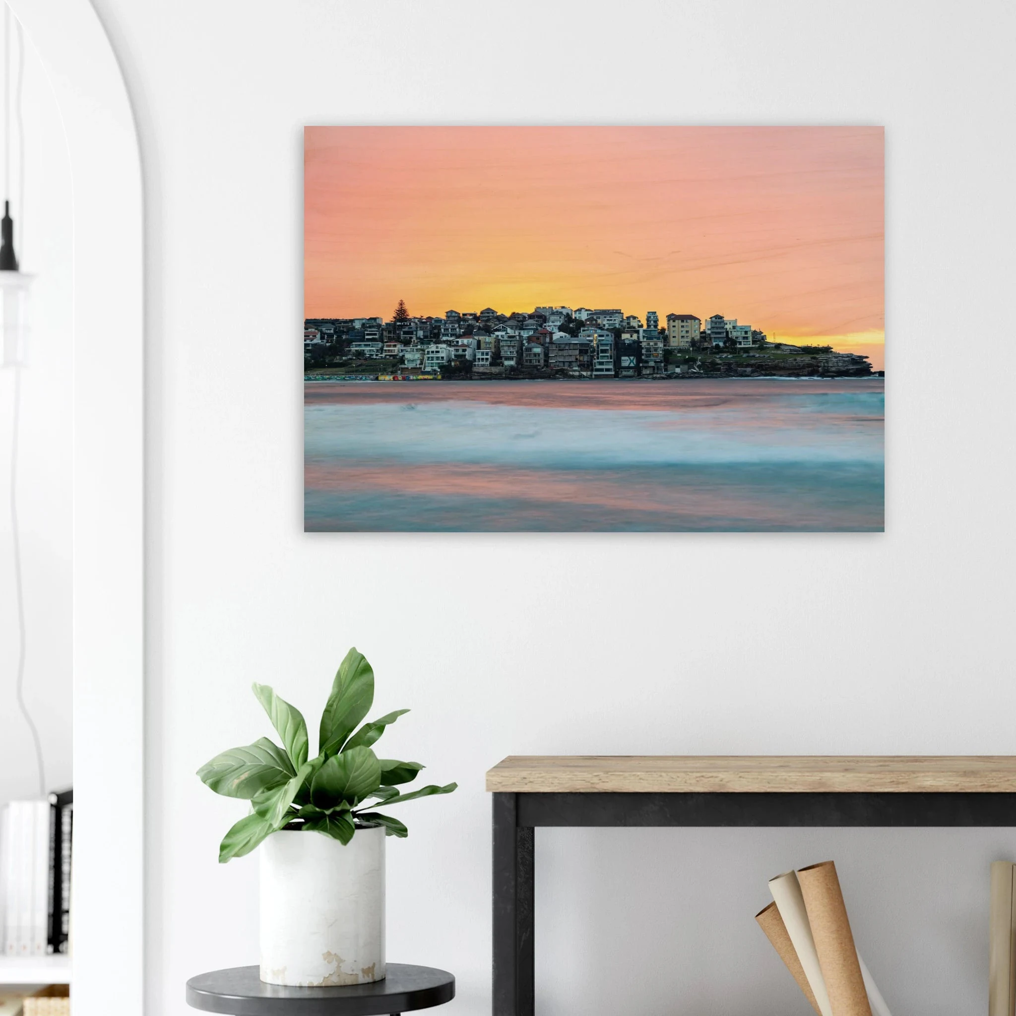 Bondi Beach, Australien – Ikonischer Stadtstrand im Osten Sydneys mit klassischem Beachbreak und Surfkultur-Geschichte. Kunstdruck auf Holz.